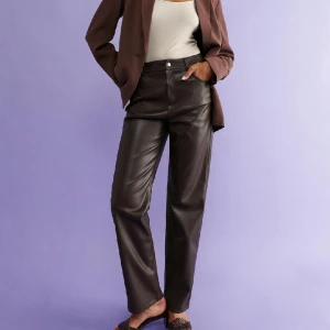 Skinnbyxor  - byxor i skinnimitation från Gina Tricot. Nyskick, aldrig använts. Köptes för 500kr slutsålda idag. 