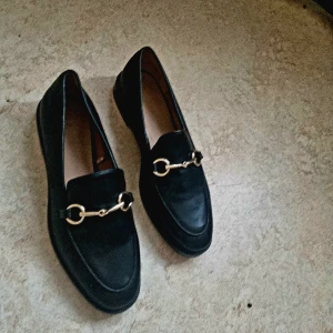 Helt nya skor - Helt nya skor inköpt på Hm. Strl 41 men mera som strl 40 tycker jag. Därför jag säljer dom då de är för små för mig.