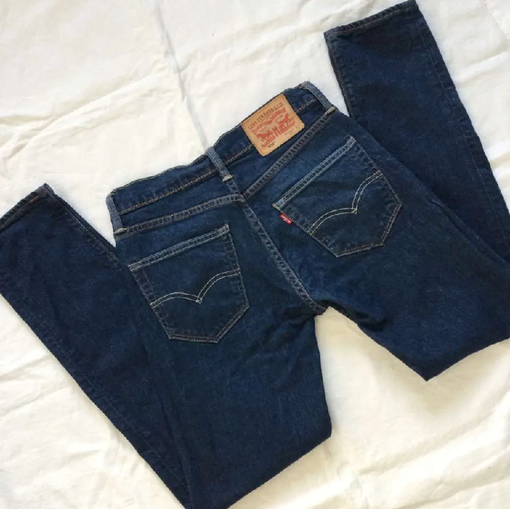 Mörkblå midrise Levis jeans . Jeans & Byxor.