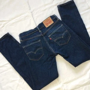 Levis jeans  - Mörkblå midrise Levis jeans 