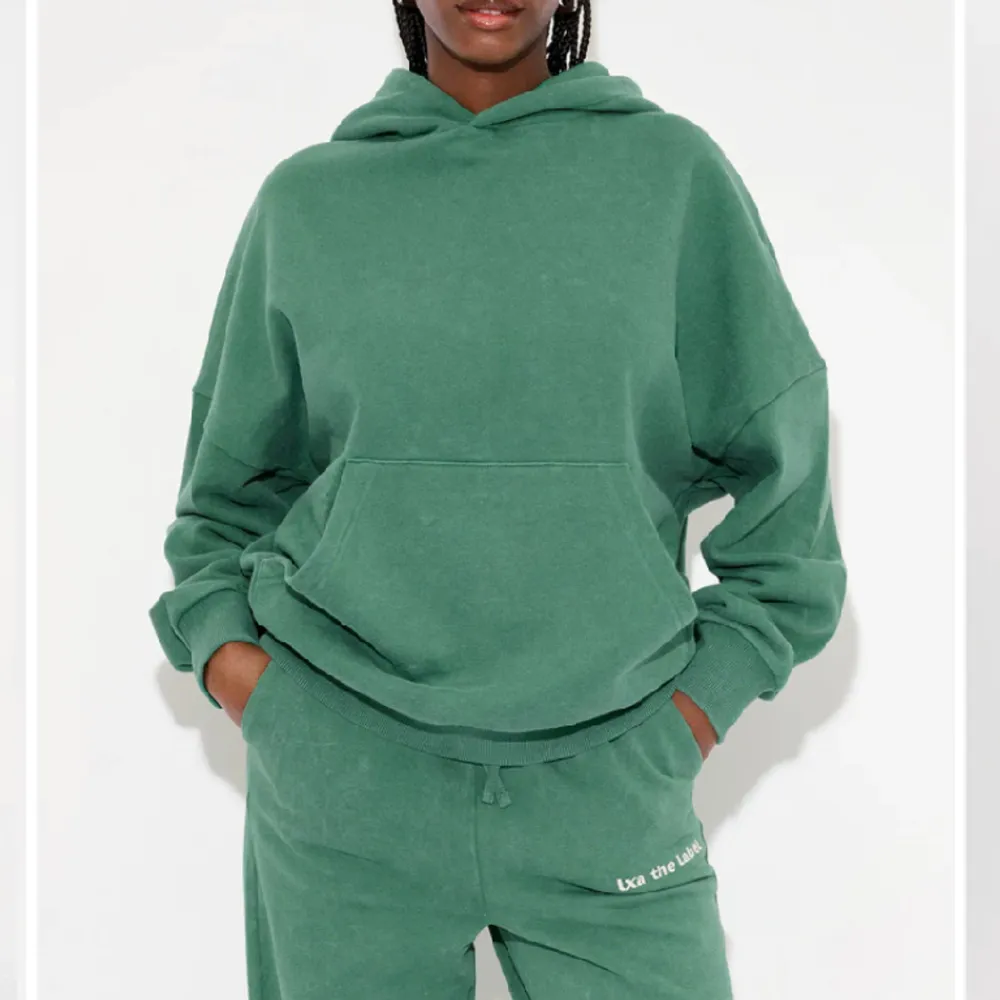 Jätte fin lxa hoodie i storlek S använd fåtal gånger. Säljer då den inte kommer till användning 🫶. Hoodies.