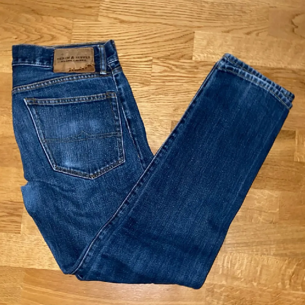 Säljer nu ett par Ralph Lauren jeans i W31 L32, superfint skick 9/10. Klassisk färg som passar till det mesta året om, jättebra kvalité som inte slits. Priset är förhandlingsbart vid snabb affär, kolla sidan för bundles!. Jeans & Byxor.
