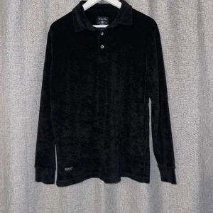 Frottéskjorta från Robbie Moor - En snygg långärmad frottéskjorta i storlek medium ifrån märket Robbie Moor 👔. Nypris ca 1000:-