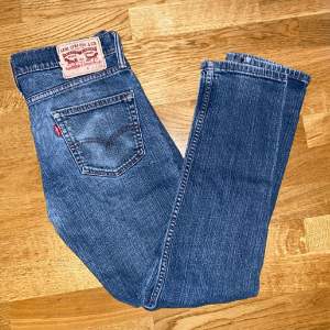 Säljer nu ett par Levis 511 i fint skick, 8/10. Snygg färg som passar till allt året om, perfekt passform. Nypris 1299kr mitt pris 499kr. Priset är förhandlingsbart vid snabb affär, kolla sidan för bundles! 