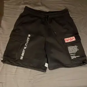 Sköna shorts som tyvärr inte kommer till användning. 10/10 skick. Priset är inte hugget i sten.