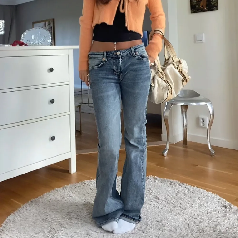 Säljer dessa blåa Bootcut jeans från märket Weekday! Men köpta från H&M, Endast använd fåtal gånger och som nya!! 🥰🥰 storlek: 26, motsvarar xs, s 🤗 Köpta för 700kr!! . Jeans & Byxor.