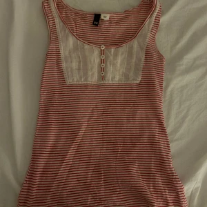 Rött linne - Ett rött linne i storlek xs-s/32. Skriv för fler bilder.