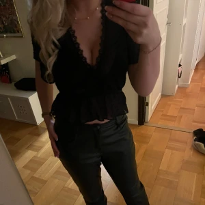 ZARA blus  - Jättesnygg blus från ZARA i storlek M, enbart använd ett fåtal gånger!💓