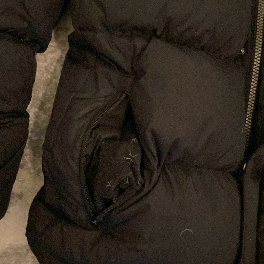 En skön vinterjacka som håller dig varm hela dagen. Storlek S. Relativt bra skick förutom att det finns små hål, som gör så att din tröja får små fjädrar på den. Takit.
