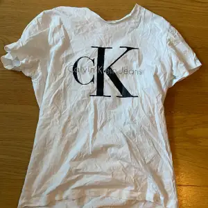 Calvin Klein T-shirt. Aldrig använd men köpt begagnad. Skönt material! Storlek L men sitter mer som en M.