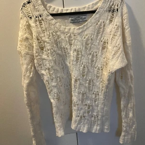 Vit stickad tröja  - Vit stickad vintage tröja, superfint skick. 