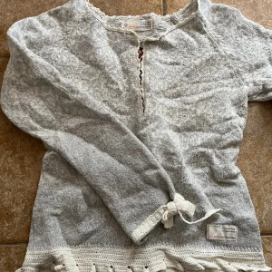 Odd Molly tröja - Säljer denna Odd Molly tröja med rosett som går att knyta i ryggen samt i ändarna på armarna. Knappt använd i storlek 0/som XS