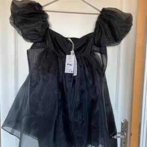 Organzaklänning Lojsan Wallin x NA-KD  - Ny prislapp kvar  