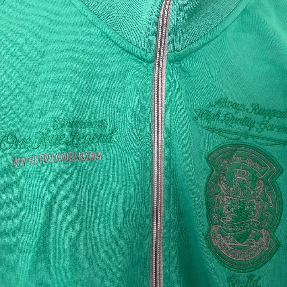 Snygg Marwin tröja som passar till de mesta , i grön förg  Storlek M . Hoodies.
