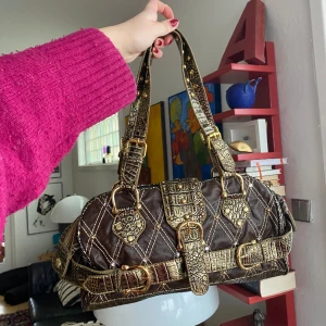 Retro väska💓 - Supercool!💓💓🥳  Säljer denna superfina väska! Använd gärna Köp Nu-funktionen!💓💓 Bara att skriva om det är något du undrar över🥳🙌 Har även andra fina vintage väskor på min profil om du skulle vara intresserad!!✨