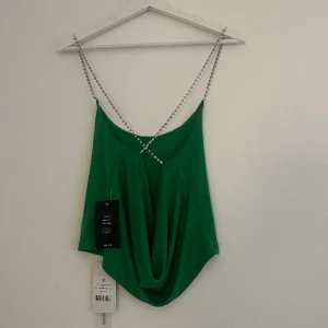 Fest topp - En grön festtopp med öppen rygg, aldrig använt denna då den är för stor ✨🥰 Har tyvärr ingen bild på men kan absolut fixa vid intresse