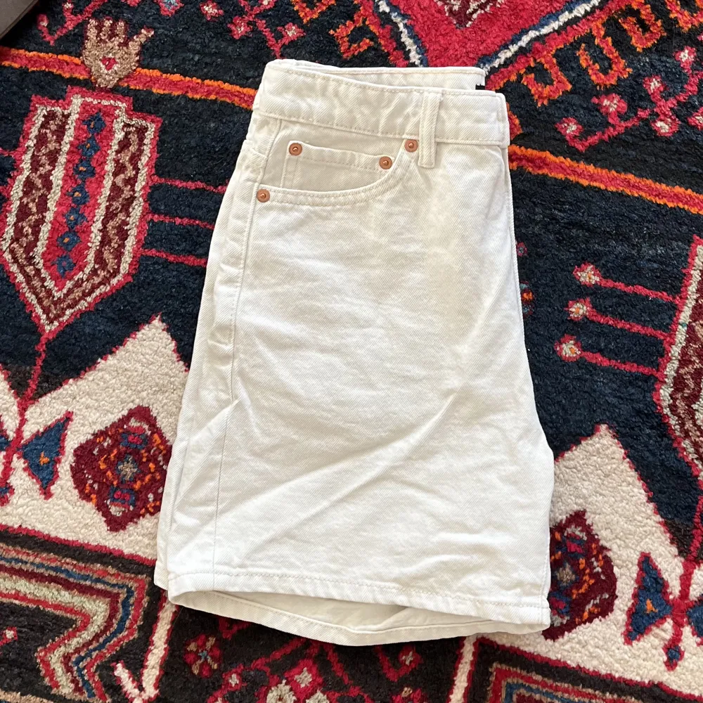 Gräddvita/offwhite shorts från Lindex, sparsamt använda en sommar men nu passar de inte mig längre. Inga fläckar eller hål!. Shorts.