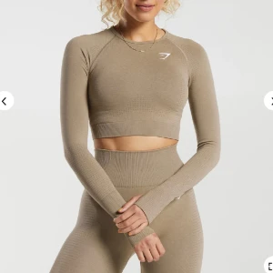 Träning tröja - Säljer min vital seamless 2.0 crop top från Gymshark i färgen Vanilla Brown Marl🤎 Endast provade! Därav nyskick! Nypris: 449 kr. Mitt pris: 250 kr