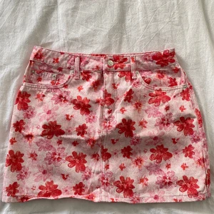 Kjol - Jättefin blommig kjol! Storlek 38. Säljer då den inte kommer till användning. 