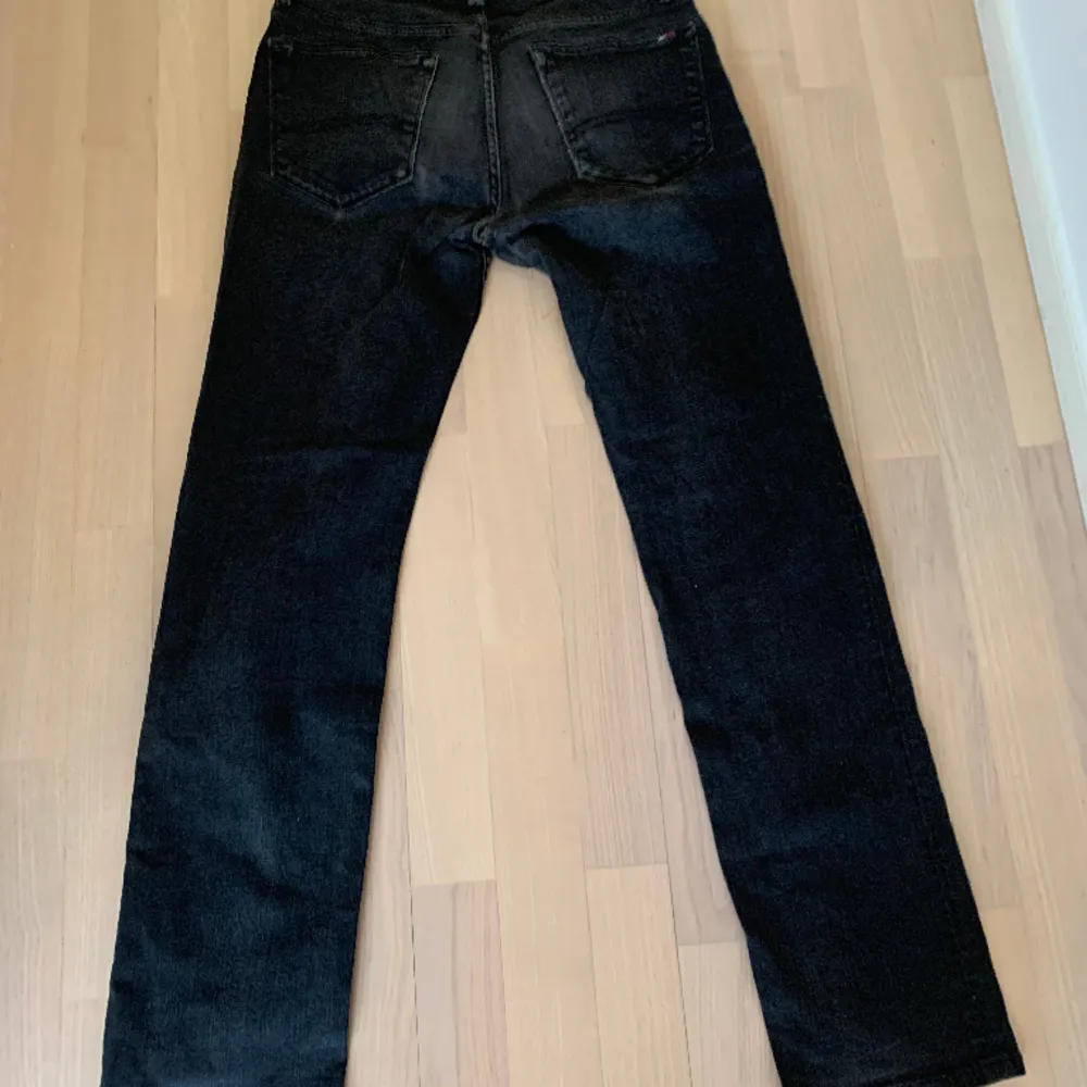 Säljer dessa asfeta mörkgråa Tommy Hilfiger jeans. Storleken är 30/32 vilket bör passa dig som är 175-185. Nypris 1799kr.. Jeans & Byxor.