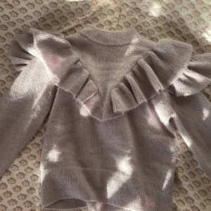 Ljus lila volang tröja - Ljuslila volangstöja i stickat material i topp skick