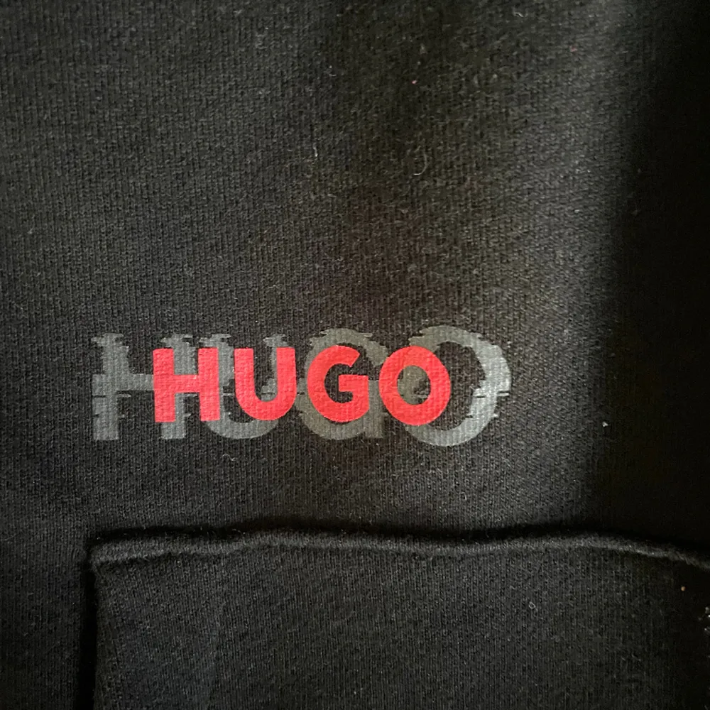 Riktigt snygg hoodie från Hugo boss. Köptes i Danmark för 1700kr men säljer nu eftersom den inte används. Riktigt bra skick. Inga skador eller slitet på något sätt eftersom den knappt är använd. . Hoodies.