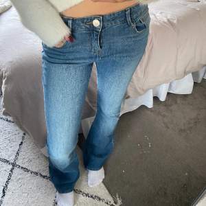 Low waist bootcut jeans i storlek 26. Samma som en xs/s. Jag är 163 och jeansen är knappt använda. Säljer de jag har väldigt många jeans. Hör av er om ni har någon fråga❤️
