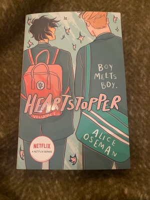Heartstopper - Heartstopper volume 1 Engelska. Boken är i väldigt gott skick❤️