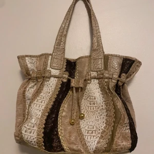 Handväska - Handväska med mycket plats! Bra skick bortsett från defekterna som synns på sista bilden🫶