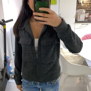 cardigan - snygg cardigan som är perfekt till våren och sommaren. säljer på grund av att den ej kommer till användning längre