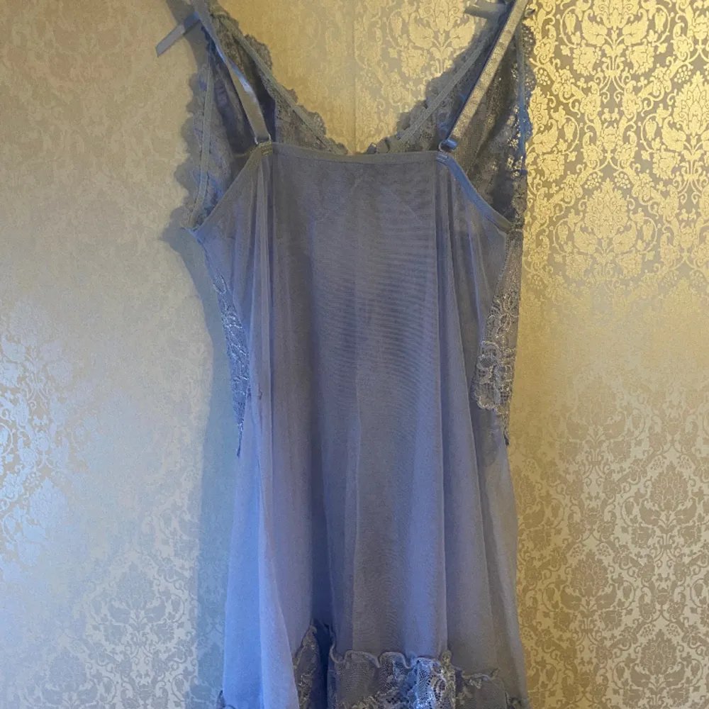 It’s preloved but in very good condition! Doesn’t have a size tag but would fit like M/L with stretch, it has no flaws and have three satin ribbons in front.. Övrigt.