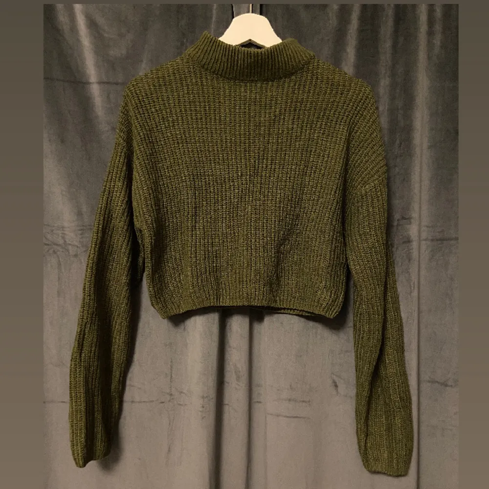 Säljer denna tröja då den inte kommer till användning längre, mörkare grön i verkligheten💚. Stickat.