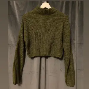 Säljer denna tröja då den inte kommer till användning längre, mörkare grön i verkligheten💚