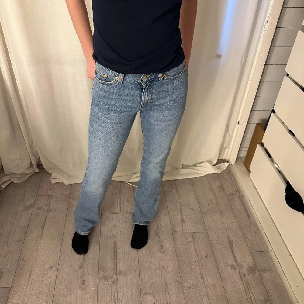 Straight jeans från weekday!💋 Modell: 167cm. Jeans & Byxor.
