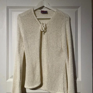 Vit kofta - Jättesöt vit kofta 