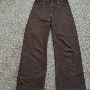 Jeans - Bruna vida jeans från Monki. Jag har sytt upp de lite, men är fortfarande lite lugnt ånga för mig som är 158 cm💗