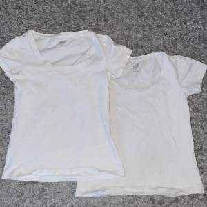 Säljer dessa två fina vita basic t-shirts för 40kr. 