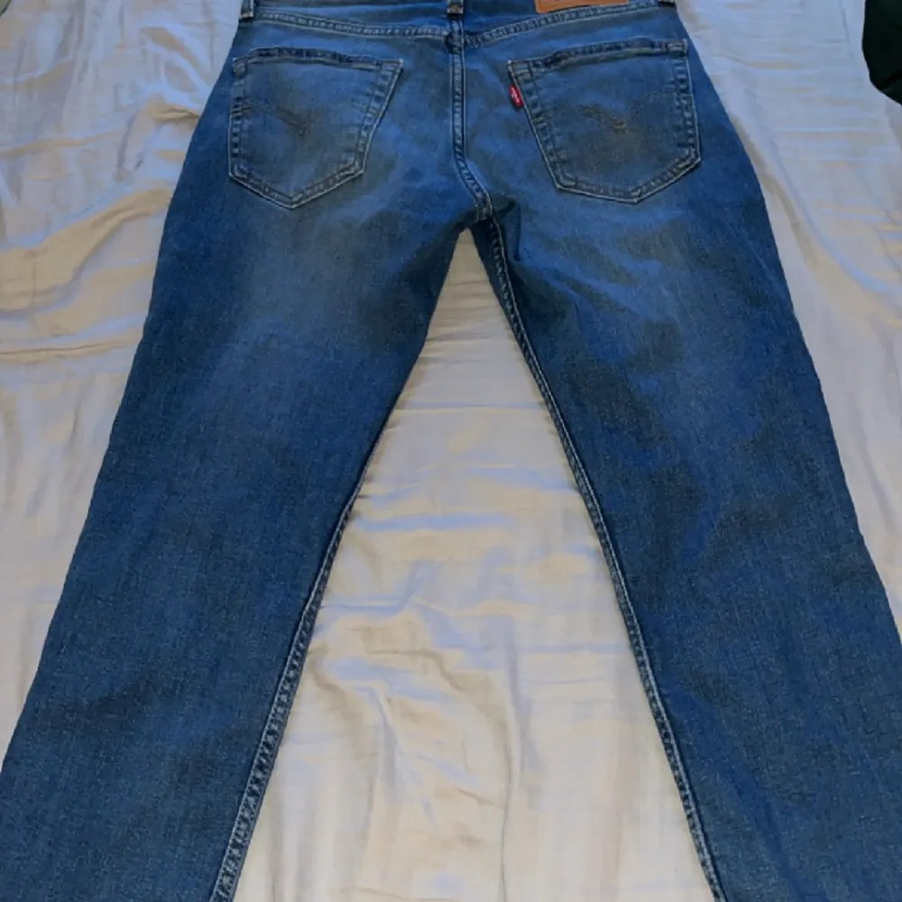 Säljer mina Levis jeans eftersom att dom är för långa för mig (175) köpte dom för ett tag sen och har seriöst aldrig använts. W28 L32. Jeans & Byxor.