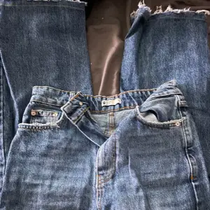 säljer dessa jeans från Gina Tricot, uppsydda för dom var för långa för mig men är perfekta för mig som är 169cm⚡️ Jeansen är hela!
