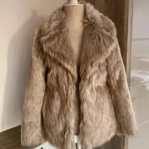 Säljer nu denna Faux fur coat. Storlek medium. Knappt använd! 