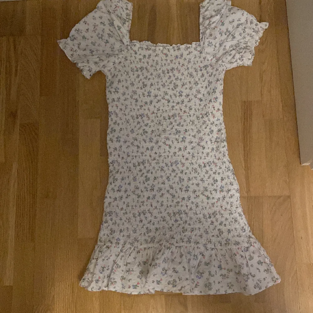 Jättefin sommar klänning från Gina tricot. Säljer pga lite för kort på mig. Den är i storlek 158/164. Köpt 2022 och använd 1 gång så är i nyskick. Kontakta mig för mer info, bilder eller frågor!🩷🩷. Klänningar.