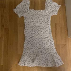 Jättefin sommar klänning från Gina tricot. Säljer pga lite för kort på mig. Den är i storlek 158/164. Köpt 2022 och använd 1 gång så är i nyskick. Kontakta mig för mer info, bilder eller frågor!🩷🩷