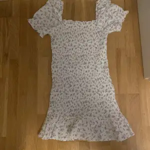 Jättefin sommar klänning från Gina tricot. Säljer pga lite för kort på mig. Den är i storlek 158/164. Köpt 2022 och använd 1 gång så är i nyskick. Kontakta mig för mer info, bilder eller frågor!🩷🩷