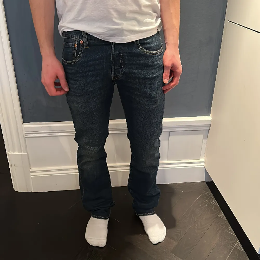 Original 501 jeans LEVI’S, mörkblå helt nya med lappar kvar, pris kan diskuteras . Jeans & Byxor.
