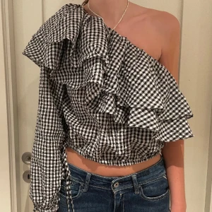 Gullig topp - Jätte gullig topp med volang, aldrig använd! Lappen är kvar, från ett fint Australiskt märke 