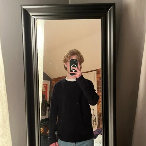 Marinblå tunn tröja - Säljer denna tunna tröja från Jack & Jones Premium. Den är marinblå och har en räfflad textur. Ganska använd så är lite urtvättad, men går fortfarande att använda. 