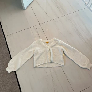 CROPPED TRÖJA - Säljer denna croppade stickade tröja ❤️