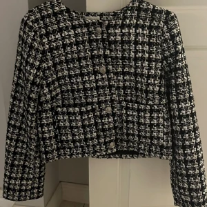 Cardigan - Säljer min oanvända cardigan från h&m  då den ej kommit till användning  Slutsåld på h&m Nypris ca 500 kr säljer för 200  Storlek M men passar S också 💕💕