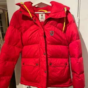 Fjällräven jacka! - Lägger ut igen pga oseriös köpare!  Säljer min superfina fjällräven jacka! Den är bra omhändertagen men det finns några små defekter som syns på bild 3!❤️ Skriv för mer info!!!
