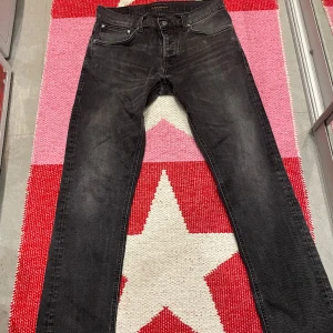Nudie Jeans -  Ett par svarta nudie Jeans i bra skick. Byxorna är i storlek 32 32 vi funderingar eller frågor är det bara att skriva. Mvh Vegas 